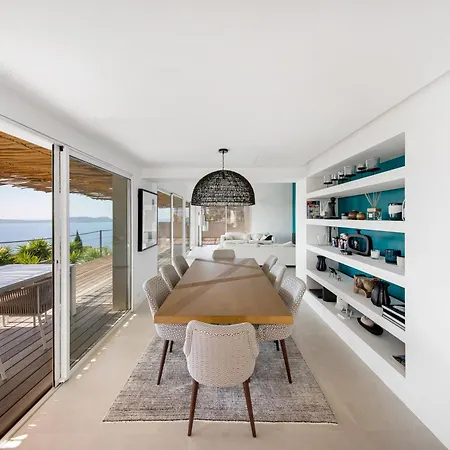 Grand Standing: Renovated Seaside Retreat With Pool Villa *