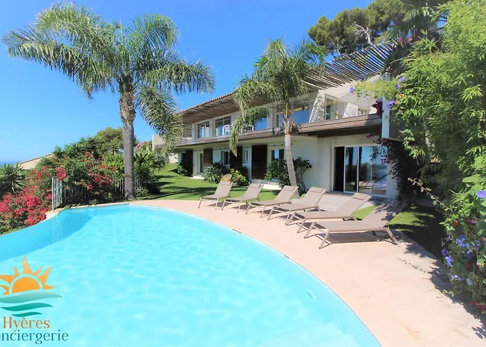 Grand Standing: Renovated Seaside Retreat With Pool Villa Hyeres