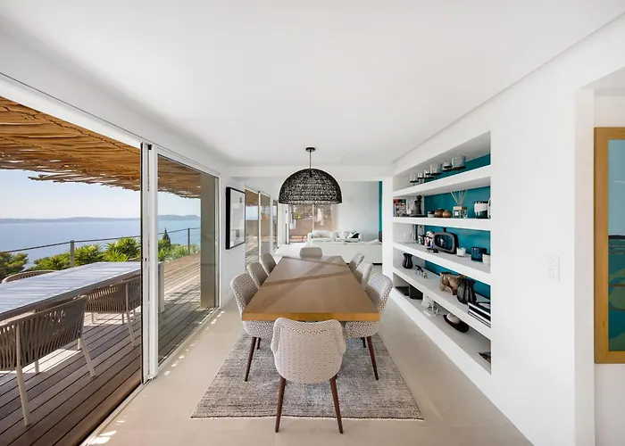 Grand Standing: Renovated Seaside Retreat With Pool Villa *