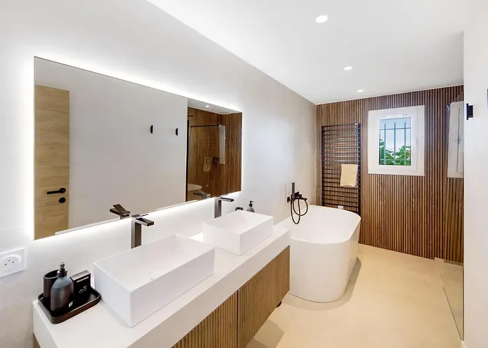 Grand Standing: Renovated Seaside Retreat With Pool * Hyeres