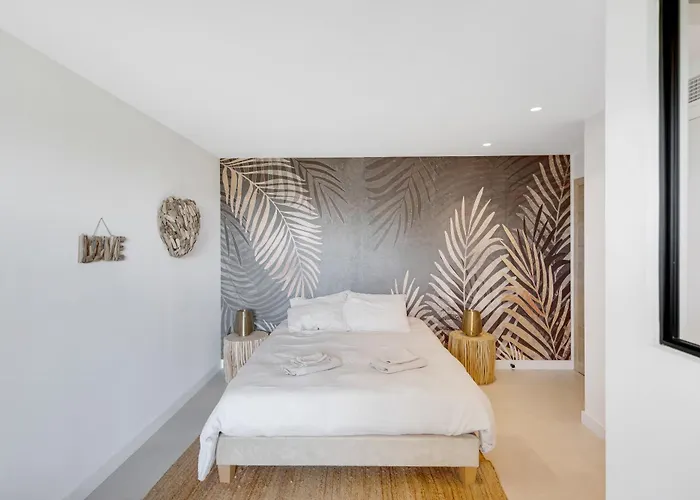 Villa Grand Standing: Renovated Seaside Retreat With Pool *